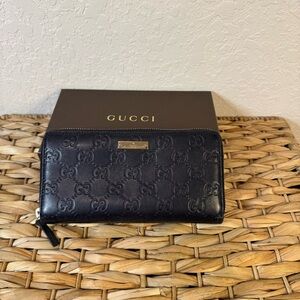 GUCCI Guccissima Leather Zip-Around Wallet. P0087